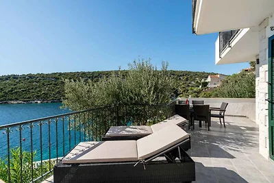 Ferienhaus mit Pool und Meerblick