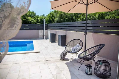 Villa mit Pool und Klimaanlage