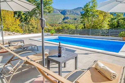 Ferienhaus mit Pool und Grill