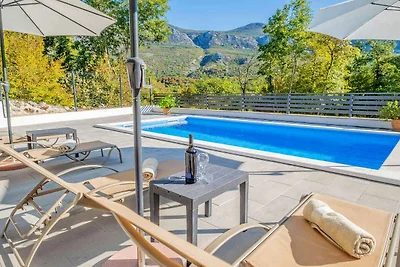 Ferienhaus mit Pool und Grill