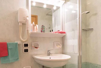 Hotelapartment mit Klimaanlage und Balkon