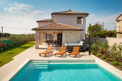 Villa mit Aussenpool und Whirlpool,