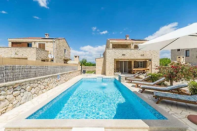 Schöne Villa in Privlaka mit beheiztem