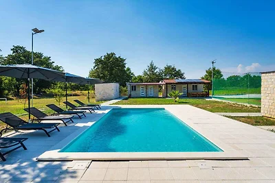 Ferienhaus mit Pool und Tennisplatz