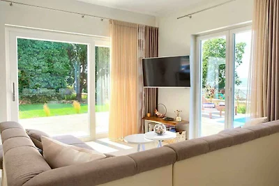 Modernes Ferienhaus mit Meerblick in der Nähe