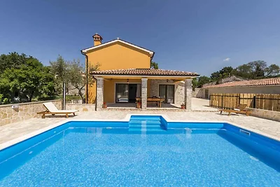 Villa mit Pool und Garten