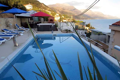 Ferienhaus mit Pool und Meerblick