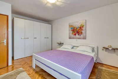 Einfach eingerichtetes Apartment mit 2 Schlaf