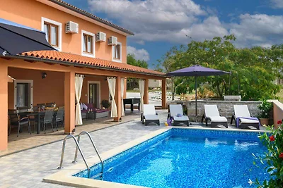 Villa mit Pool und Klimaanlage