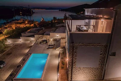 Exklusive Villa am Wasser mit privatem Pool u