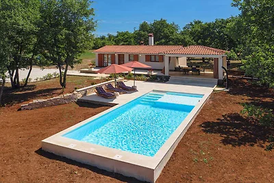 Villa mit Pool und grosszügigem Grundstück