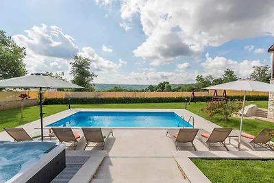 Villa mit Pool und Whirpool