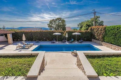 Villa mit Pool für 8 Personen