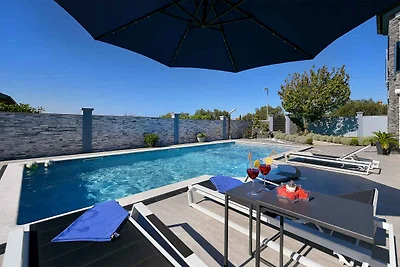 Villa mit Pool und Klimaanlage