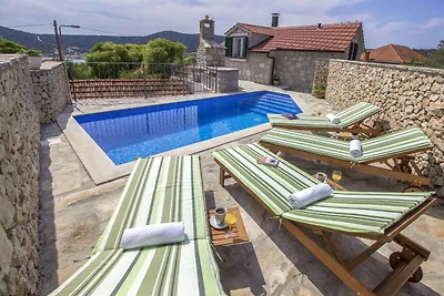 Ferienhaus mit Pool und Grill