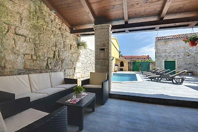 Villa mit Terrasse und Pool