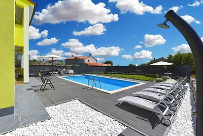 Ferienhaus mit Aussenpool und Klimaanlage