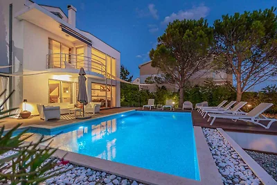 Villa mit Pool und Whirlpool