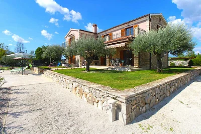Villa mit Swimmingpool, Kinderspielplatz und