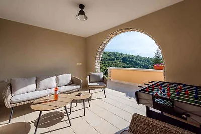 Villa mit Pool und Panoramablick