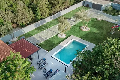 Ferienhaus mit Swimmingpool in Strandnähe