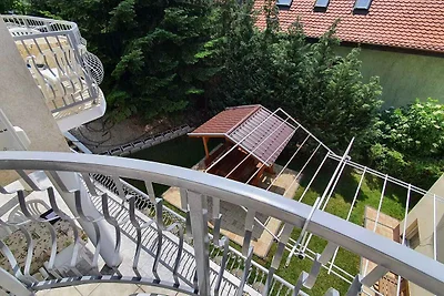 Studio mit Kinderspielplatz und Balkon