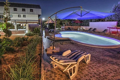 Ferienhaus mit Pool und Grill
