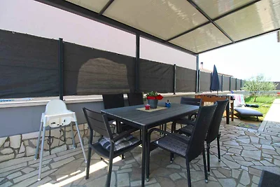 Ferienhaus modern eingerichtet mit Garten und