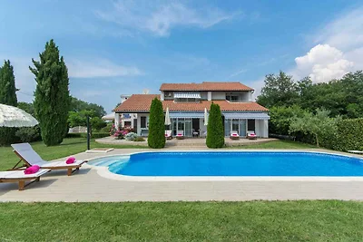 Villa mit Pool und Klimaanlage