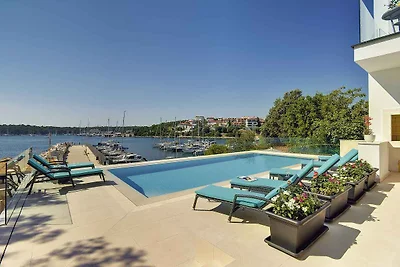 Villa mit Pool und Meerblick