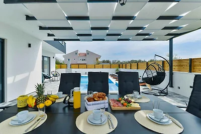 Villa mit Pool und Grill