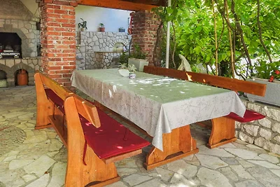 Komfortable Ferienwohnung Nikolina J mit Meer