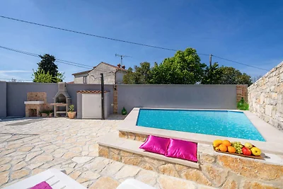 Villa mit Swimmingpool und grosser Terrasse