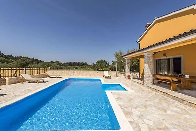 Villa mit Pool und Garten