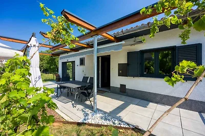 Ferienhaus mit Whirlpool und eingezäuntem