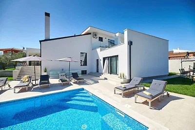 Villa mit Pool und Klimaanlage