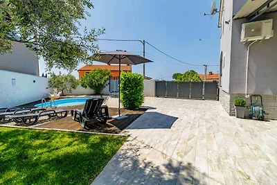 Villa mit Swimmingpool und Grillplatz