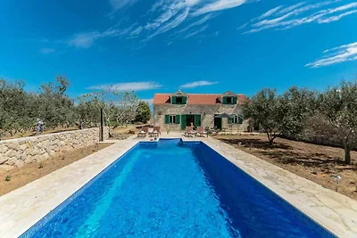 Villa mit Pool und Klimaanlage