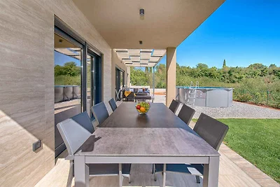 Ferienhaus mit Pool und schönem Garten