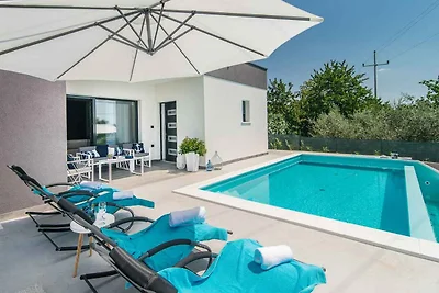 Villa mit Pool und Klimaanlage