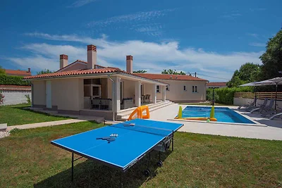 Villa mit Swimmingpool und grosser Terrasse
