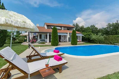 Villa mit Pool und Klimaanlage