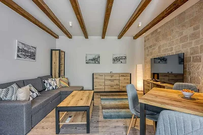 Eine neu renovierte Suite mit einem Schlafzim