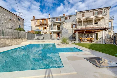 Ferienhaus mit Pool und Taverne für