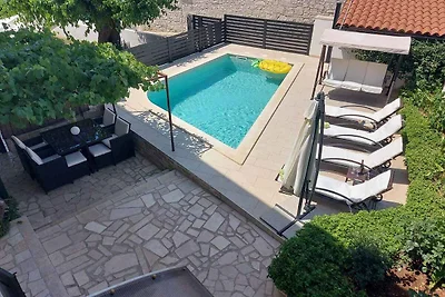 Villa mit Pool und Klimaanlage