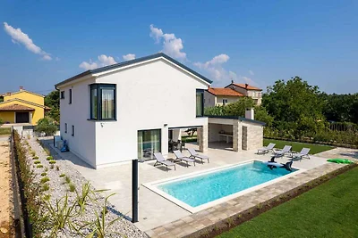 Villa mit Salzwasserpool und Klimaanlage