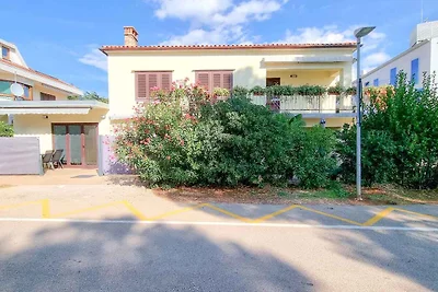 Ferienwohnung mit Terrasse mit Tisch und Stüh