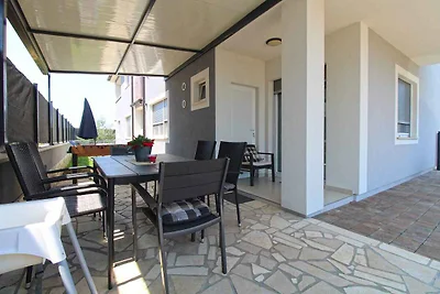 Ferienhaus modern eingerichtet mit Garten und