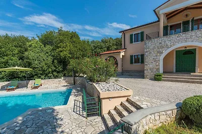 Villa mit Gemeinschaftspool und Garten