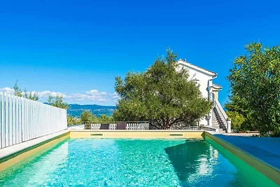 Ferienhaus mit Pool und Grill